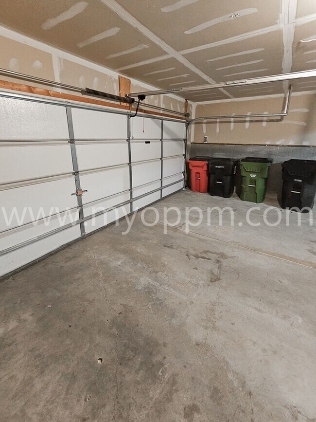 Building Photo - Gorgeous 3 Bedroom / 2 Bathroom Home | Chalco