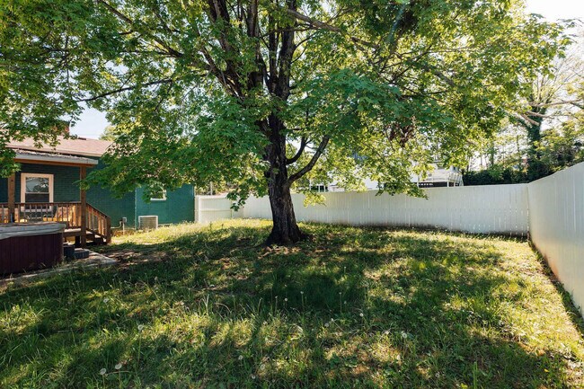 Building Photo - 145 Midway St