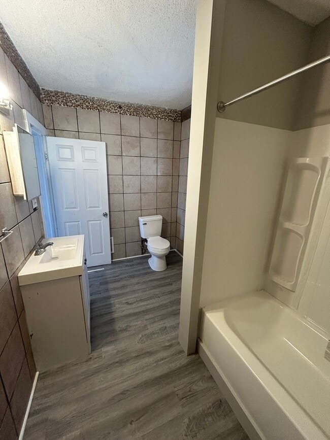 Building Photo - Section 8 Accepted! Spacious newly renovat...