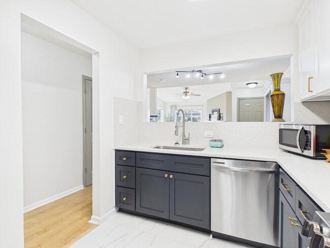 Building Photo - 7836 Bateman Ln