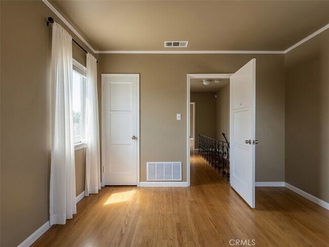 Building Photo - 3907 Edgehill Dr