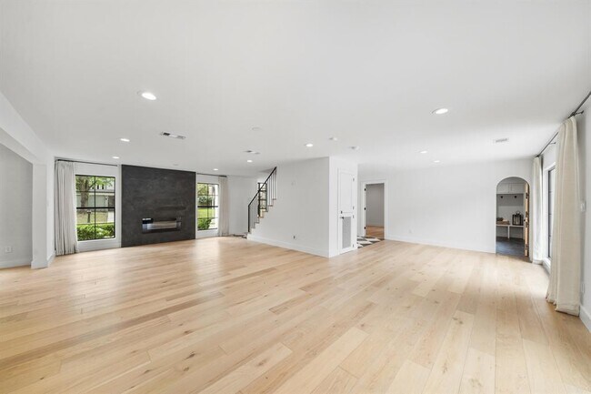 Building Photo - 819 Silvergate Dr