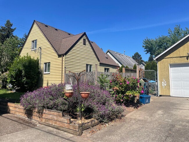 Building Photo - 2 bed 1 bath Home in West Salem