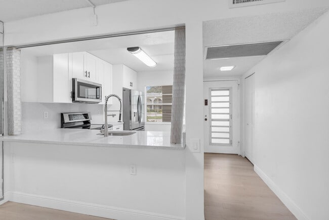 Building Photo - 1102 Bahama Bend