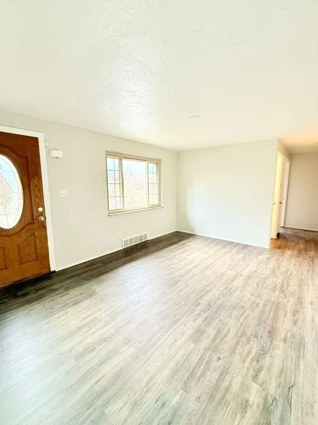 Building Photo - Updated 3BD 2BA Apartment Located in a Great Area!!
