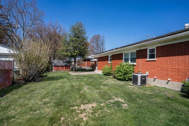 Building Photo - Welcome to this charming 3-bedroom, 2 full...