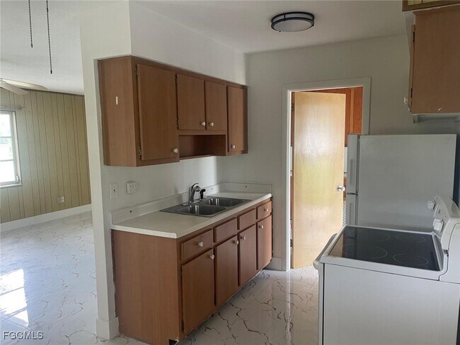 Building Photo - 121 Andros St