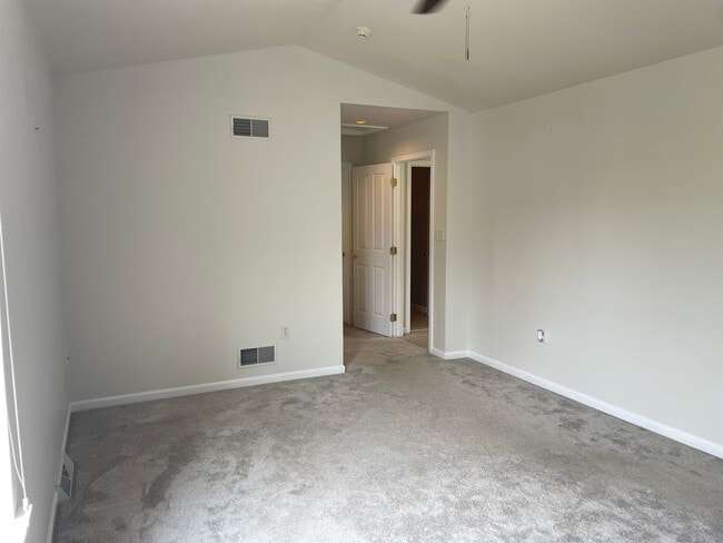 Building Photo - Luxury 3 Bedroom, 1.5 Bathroom End of Row ...