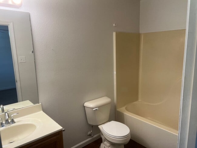 Building Photo - 3 Bed 2 Bath Duplex
