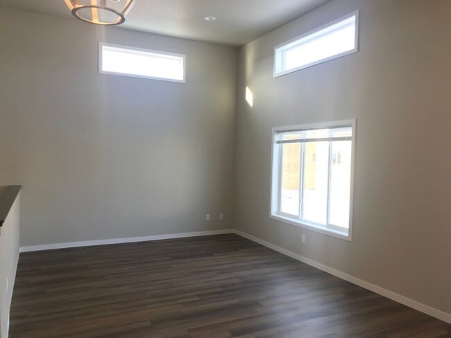 Building Photo - 3 Bed 3 Bath Twin Home