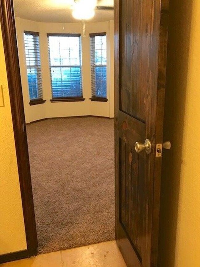 Building Photo - 4-bed 2-bath 2-car For lease SW Moore