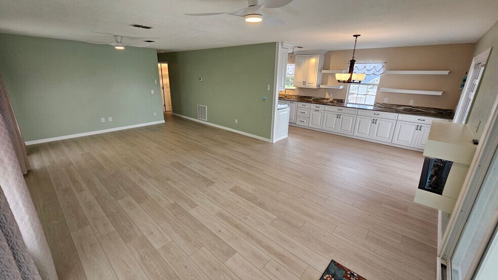 Building Photo - 3340 Oleander Dr