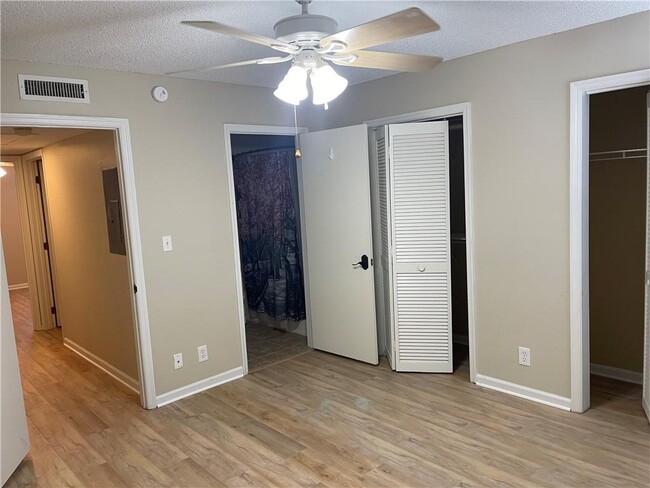 Building Photo - 504-504 Island Dr