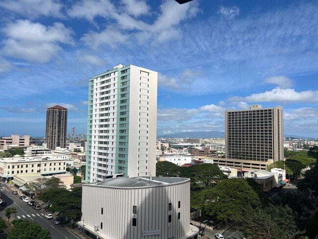 Building Photo - Kukui Plaza - 3 Bedroom 2 Bath 1 Parking