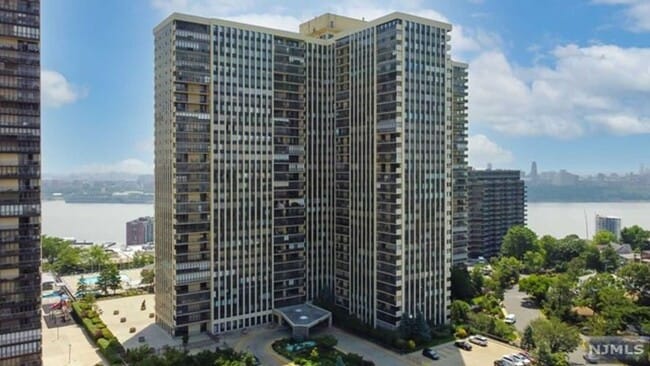 Building Photo - 300 Winston Dr