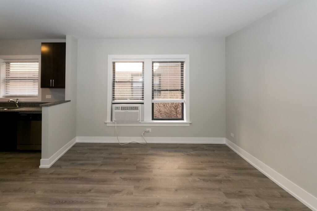 Building Photo - 735 W Brompton Ave