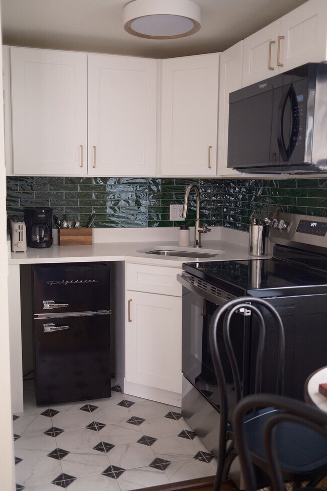 Building Photo - 200 S Henry St