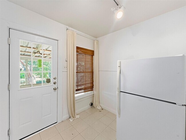 Building Photo - 1407 Drake Ave