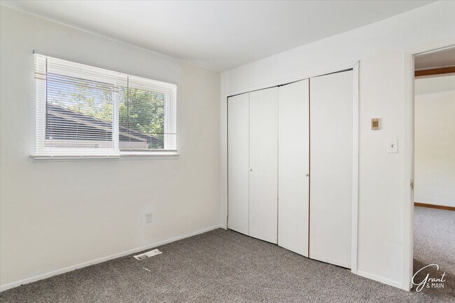 Building Photo - 3 bedroom ranch $1250 - Lease Special