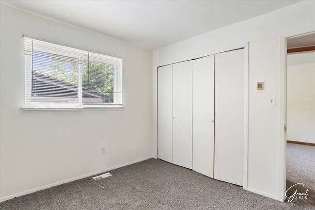 Building Photo - 3 bedroom ranch $1300 - Lease Special