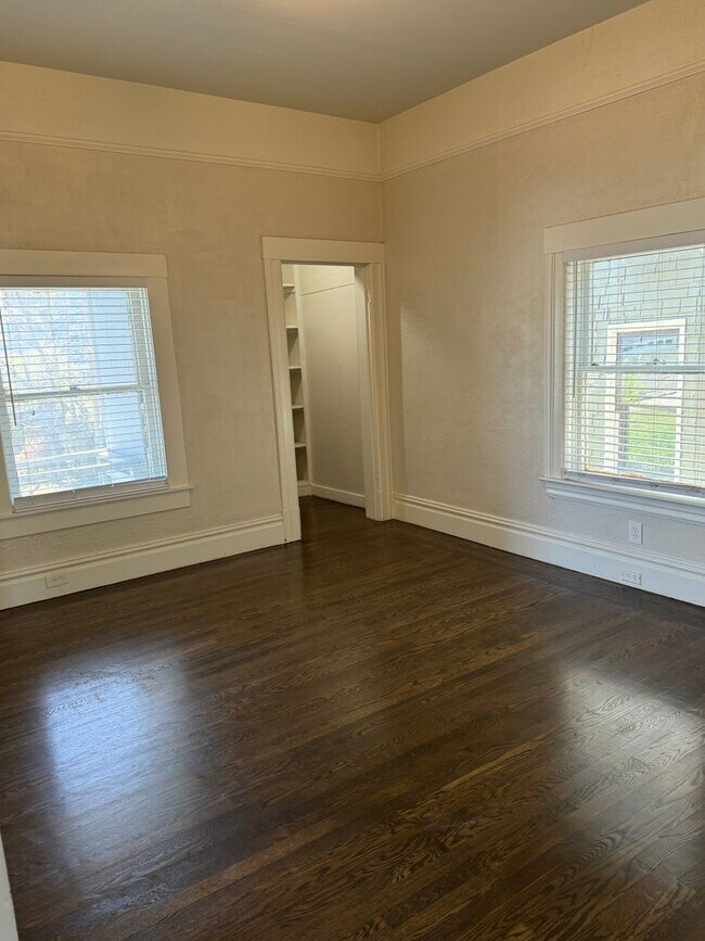 Building Photo - Remodeled 2bed/2bath HOME IN MIDTOWN! CENT...