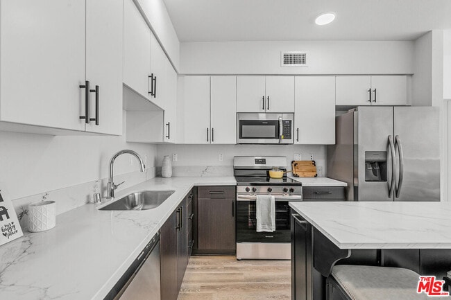 Building Photo - 10824 Blix St