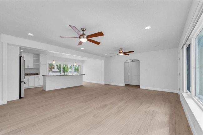 Building Photo - 907 Narcissus Ave