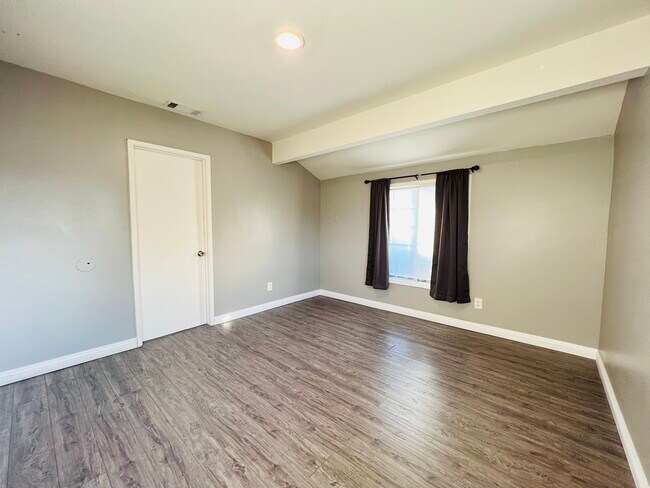 Building Photo - 824 N San Diego Ave