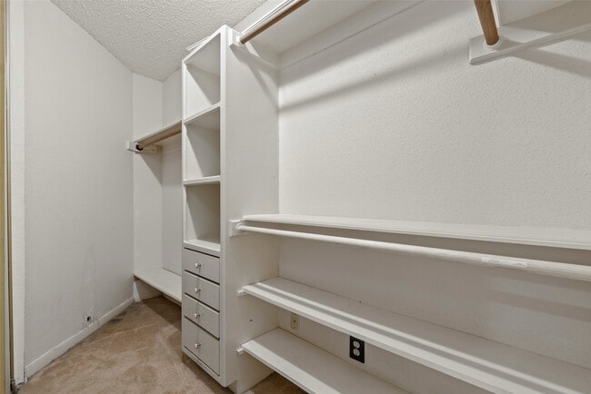 Building Photo - 13051 Meadowline Dr