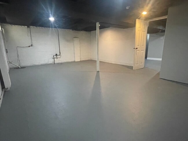 Building Photo - Spacious 4 Bed / 2 Bath Home with Large Ba...