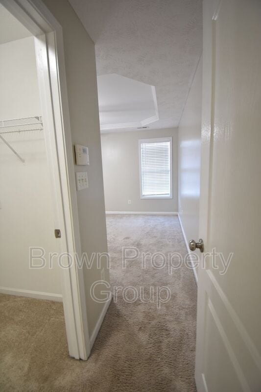 Building Photo - 5609 Thackeray Dr