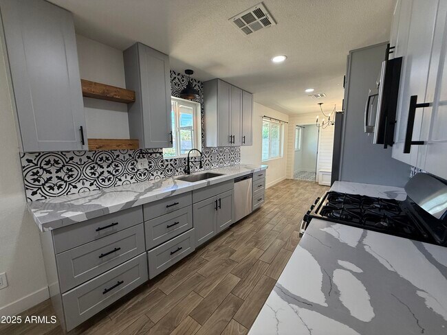 Building Photo - 301 N Apache Dr