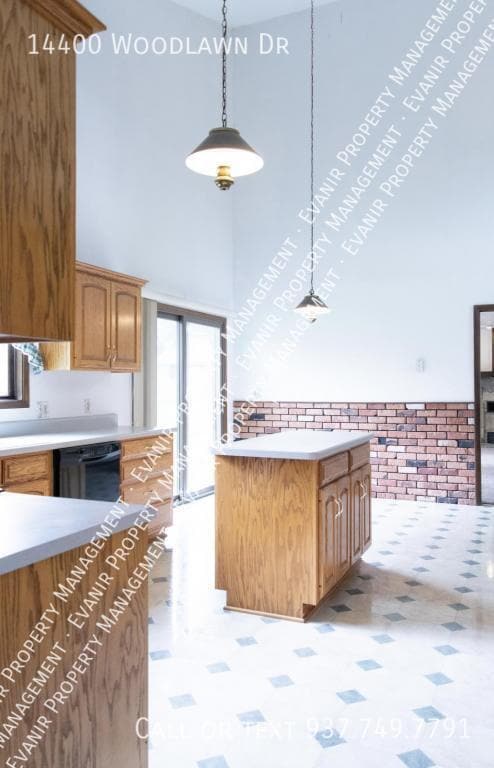 Building Photo - 14400 Woodlawn Dr