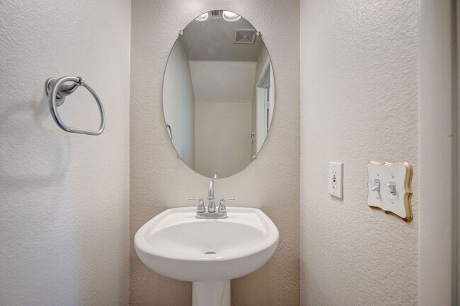 Building Photo - Beautiful 3 Bedroom Home!