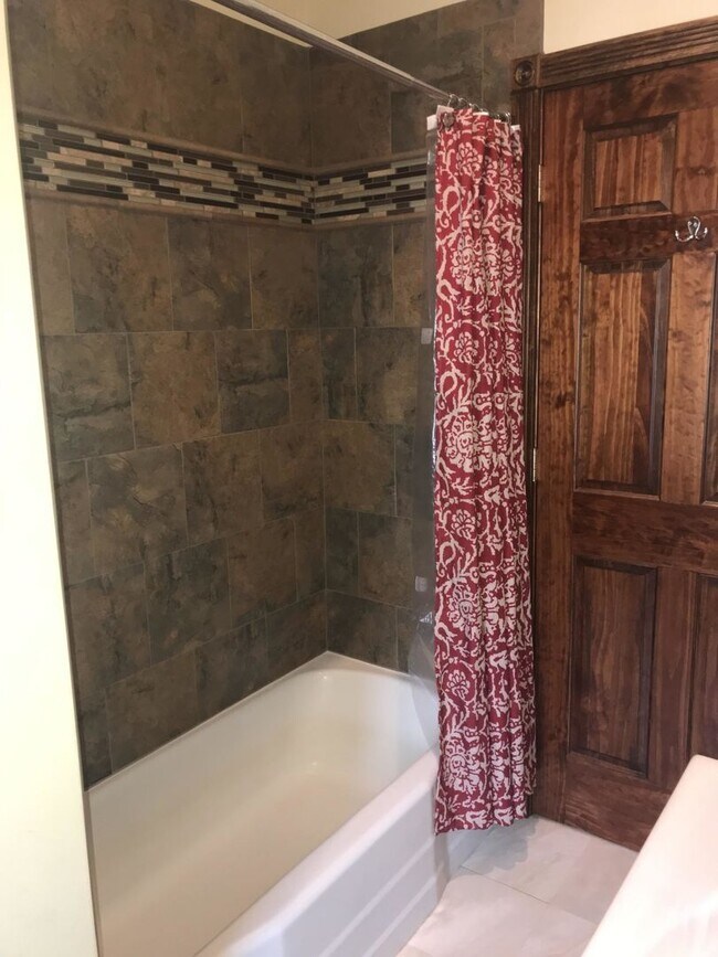 Building Photo - BU 6-bed 3-bath Massive triplex