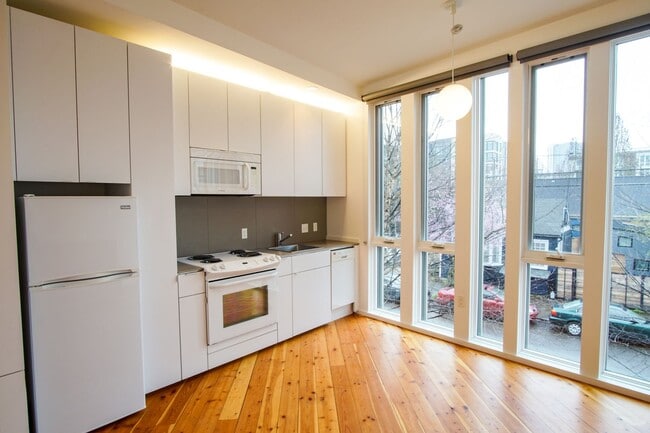 Building Photo - Modern Design Live/Work Townhouse in NW Portland!