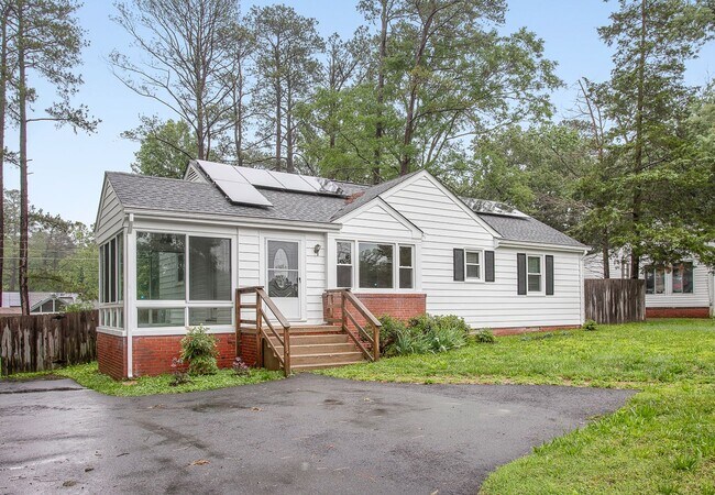 Building Photo - $2,300 / 3 br / 1.0 ba / 1,008 sqft