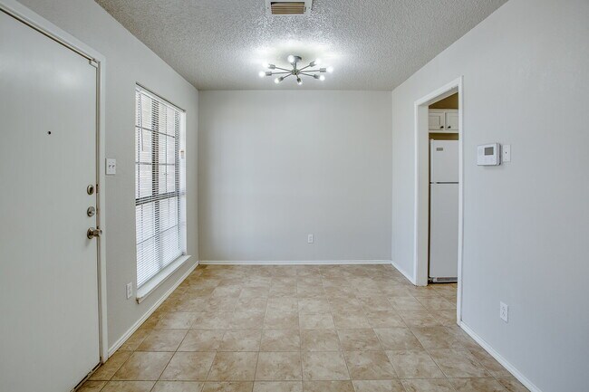Building Photo - Spacious 2/2.5/2!