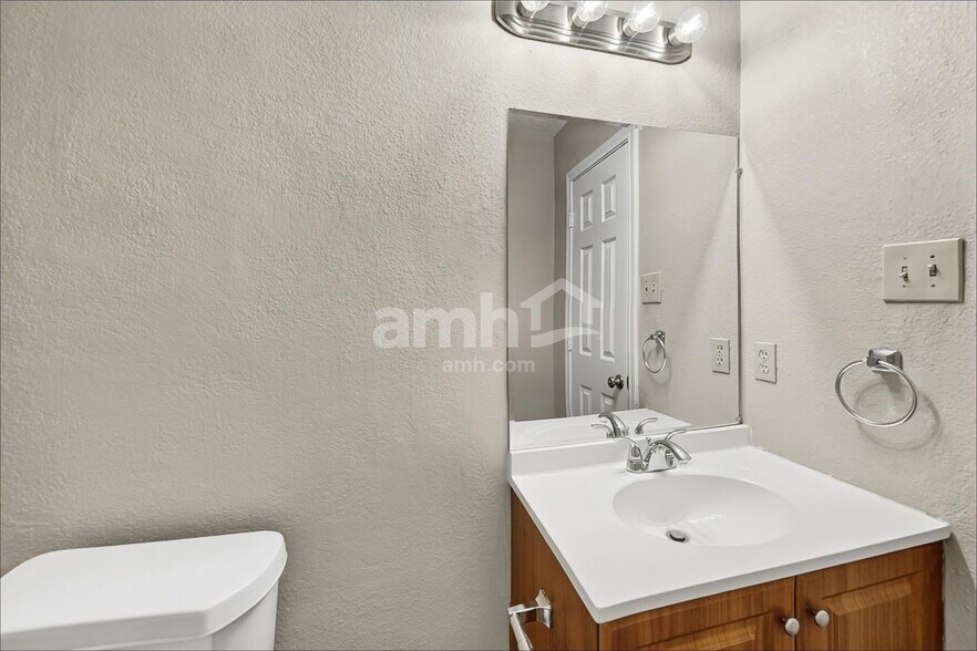 Building Photo - 105 S Winding Oaks Dr