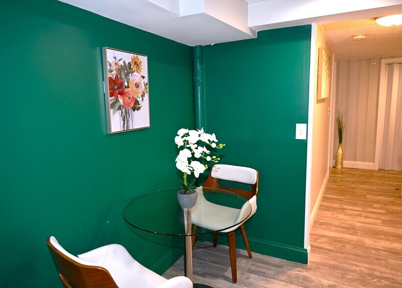 Oasis 1Hallway - 1544 Oakridge Rd