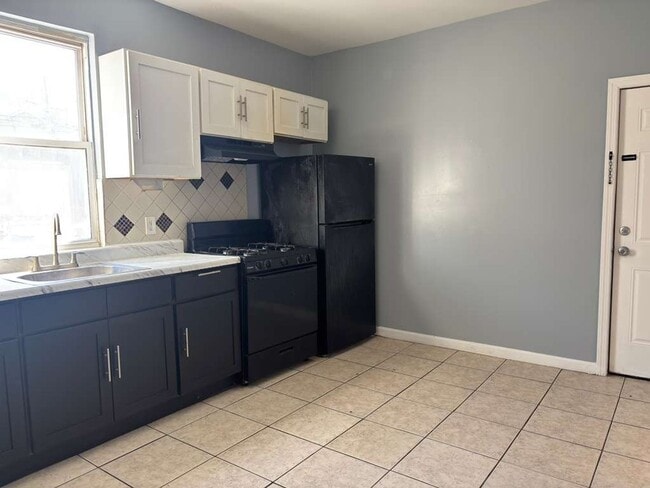 Building Photo - 448 Avon Ave