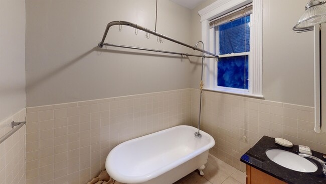 Building Photo - 65 Burbank St