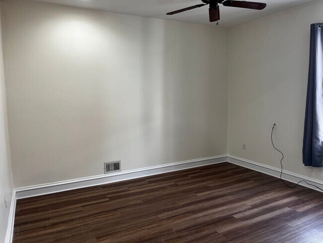 Building Photo - 2120 E Carson St