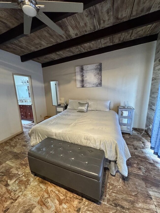 Building Photo - Stunning 2-Story Home!