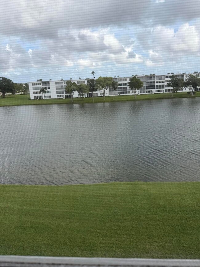 Building Photo - 4067 Yarmouth E