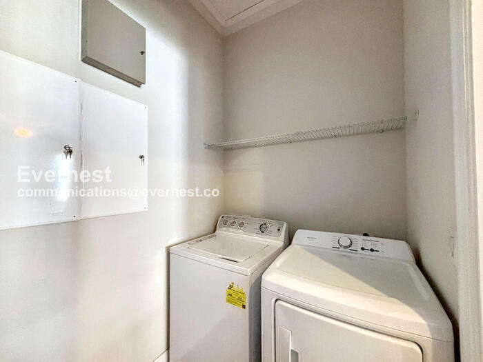 Building Photo - 13873 Benavente Ave