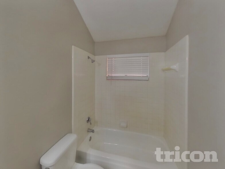 Building Photo - 1624 Bent Brook Dr