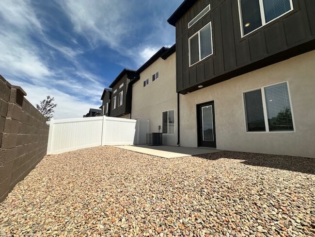Building Photo - Move in Discount! 3 bedroom - 2.5 bathroom...