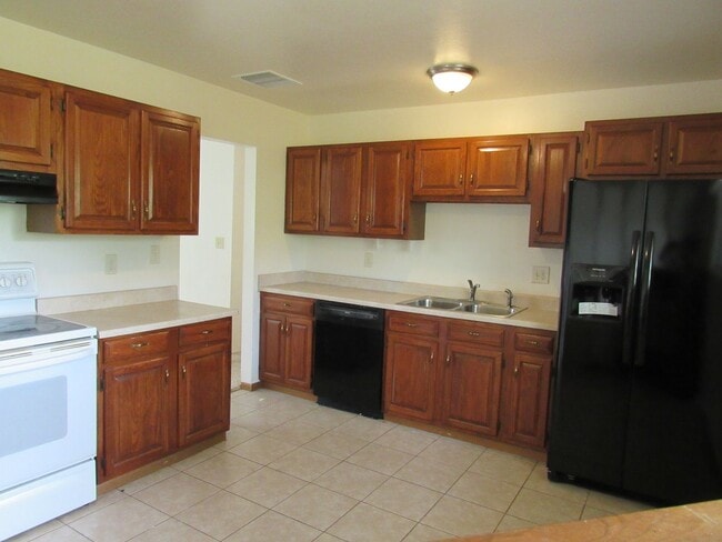 Building Photo - Spacious Bi Level home backing to open spa...