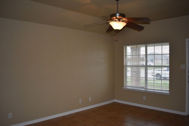 Building Photo - 1600 Nicholas Cir